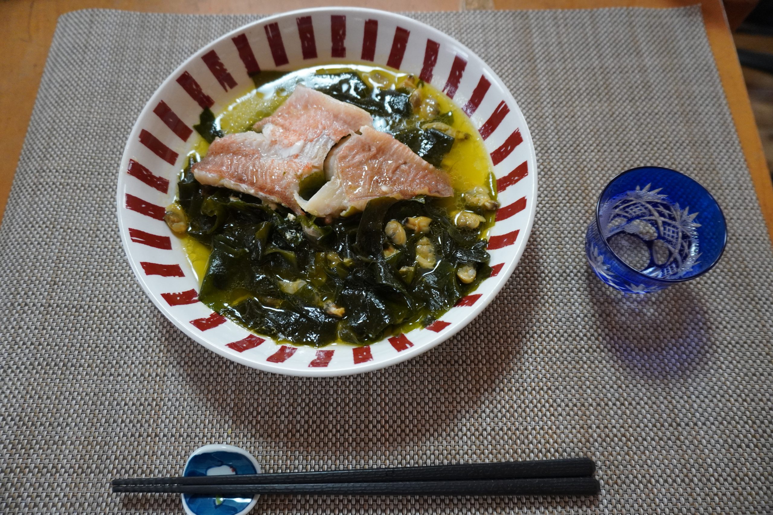 【わかめと白身魚、アサリのワイン蒸し】